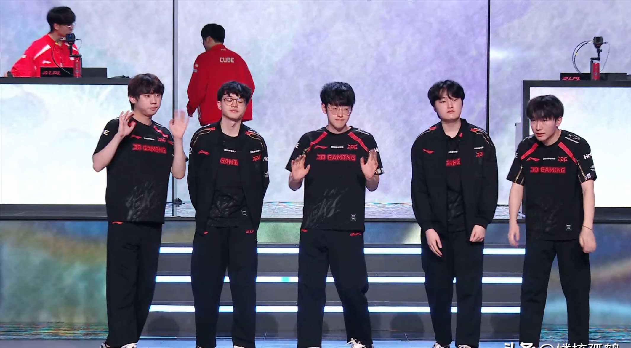 开云体育-JDG血洗EDG，BDD团战一打五强强对话四强赛，点燃全场激情