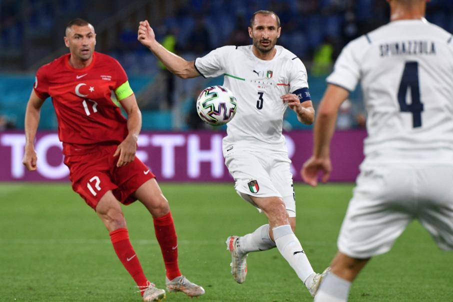 英格兰轻取阿森纳，奥亚尔萨瓦尔点燃赛场