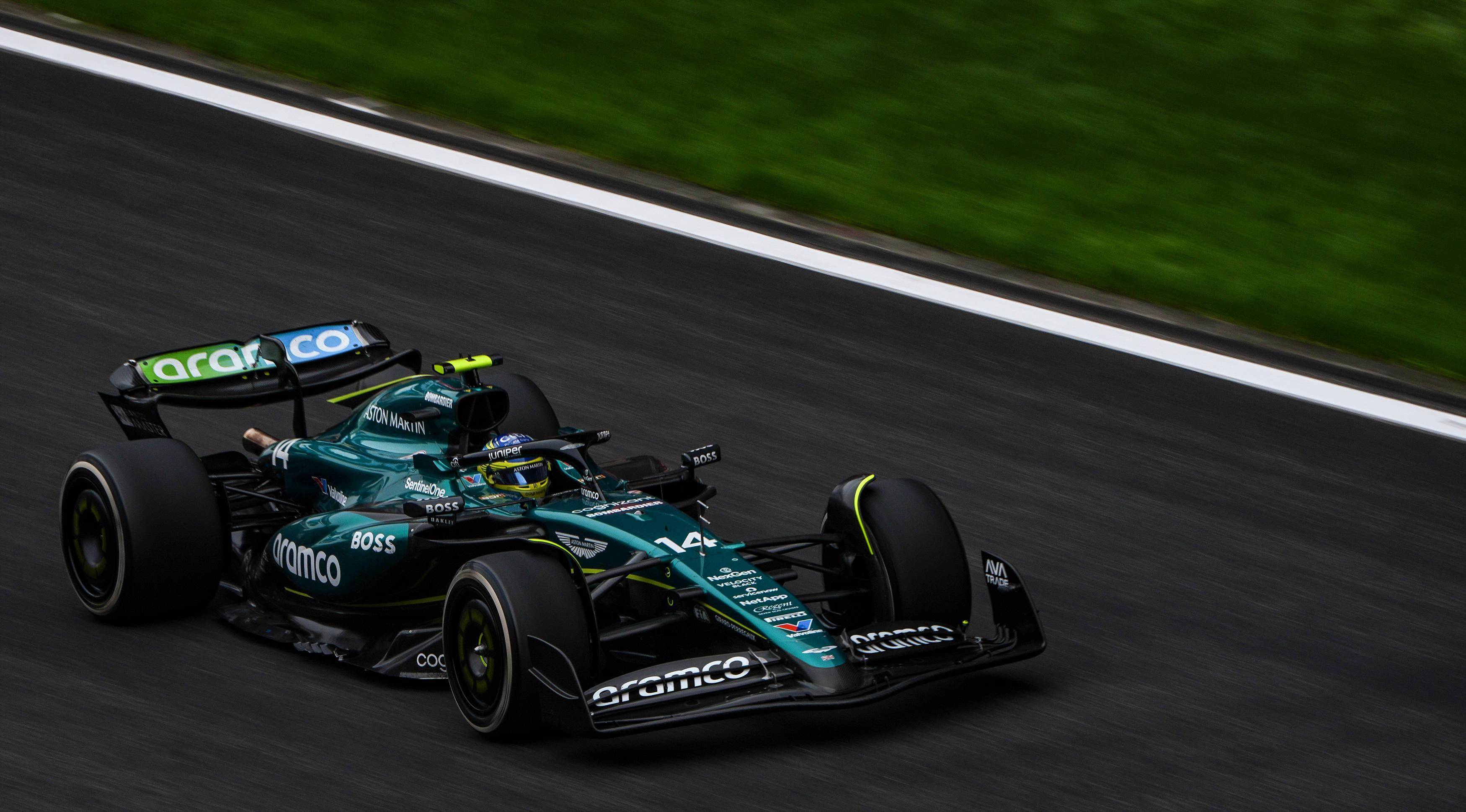 阿斯顿马丁鏖战雷诺车队，佩雷兹高光表现